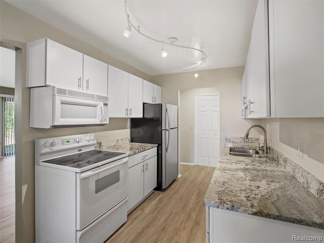 26656 Farmbrook Villa Drive, Southfield, MI 48034