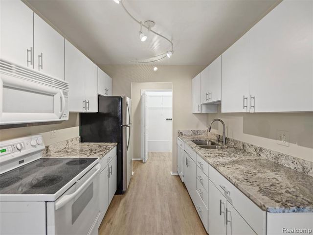 26656 Farmbrook Villa Drive, Southfield, MI 48034