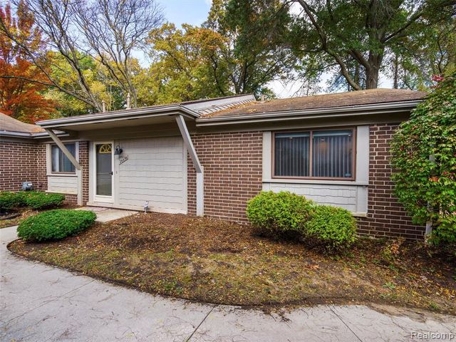 26656 Farmbrook Villa Drive, Southfield, MI 48034