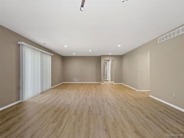 26656 Farmbrook Villa Drive, Southfield, MI 48034