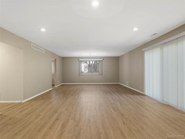 26656 Farmbrook Villa Drive, Southfield, MI 48034