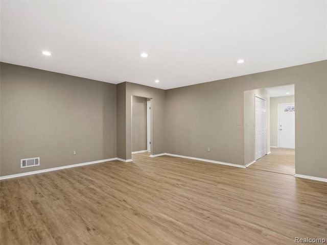 26656 Farmbrook Villa Drive, Southfield, MI 48034