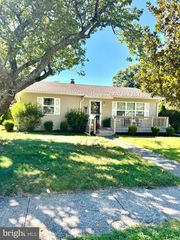 814 W IVY DR, Seaford, DE 19973