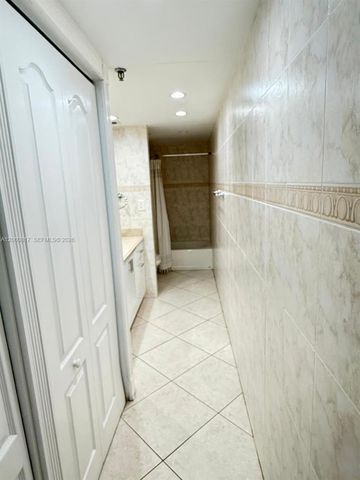 2625 Collins Avenue 810, Miami Beach, FL 33140