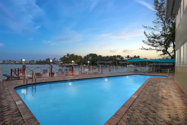 4740 Pine Tree Dr 28, Miami Beach, FL 33140