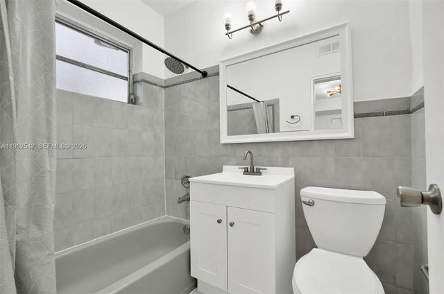 4740 Pine Tree Dr 28, Miami Beach, FL 33140