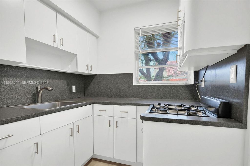 4740 Pine Tree Dr 28, Miami Beach, FL 33140