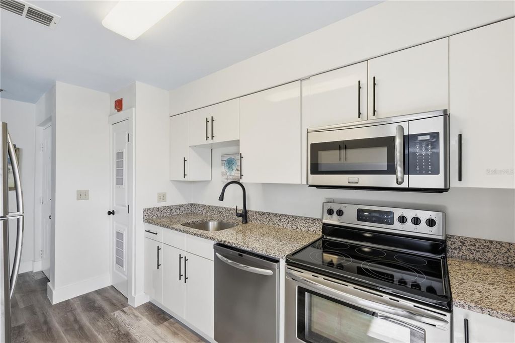 Image 9 of property listing at 3601 E BAY DRIVE 106, Holmes Beach, FL 34217