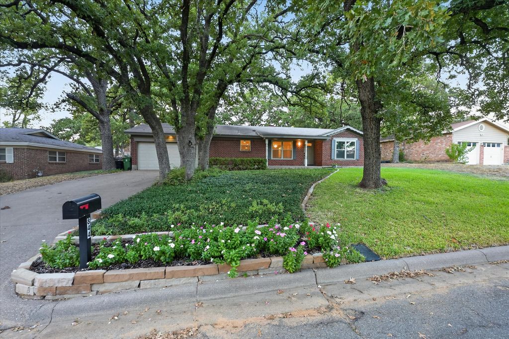 844 Woodcrest Drive, Hurst, TX 76053 — exterior
