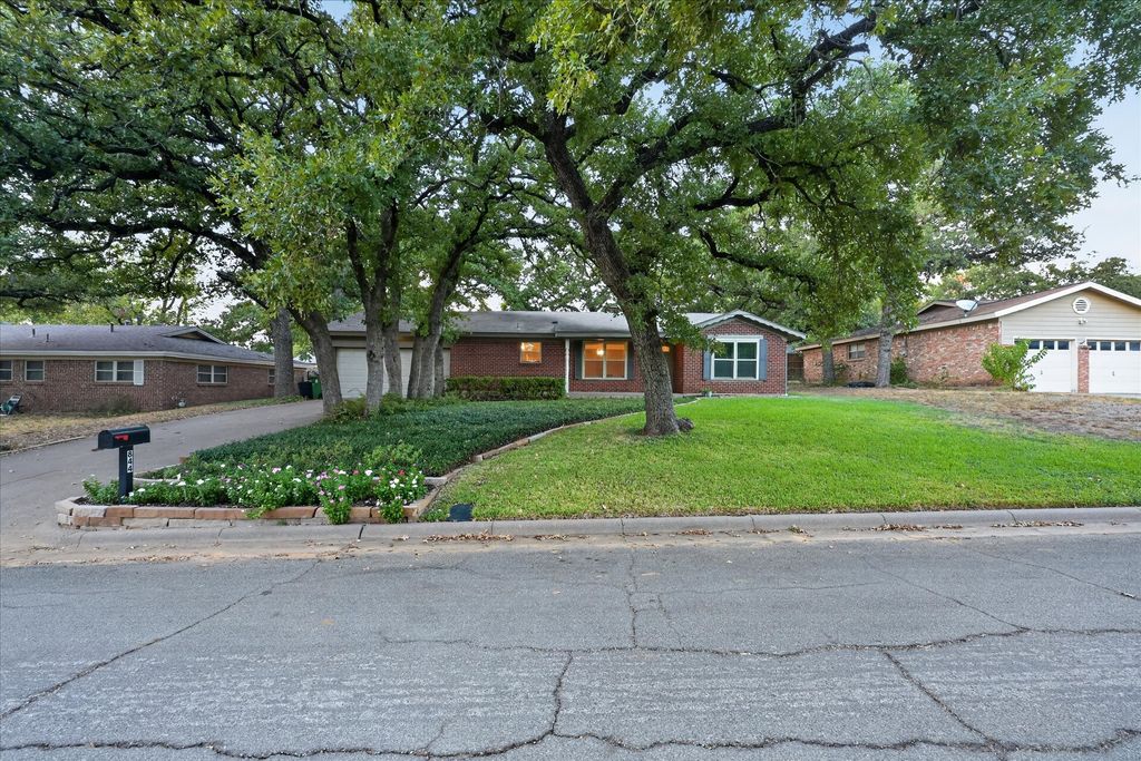 844 Woodcrest Drive, Hurst, TX 76053 — photo 2