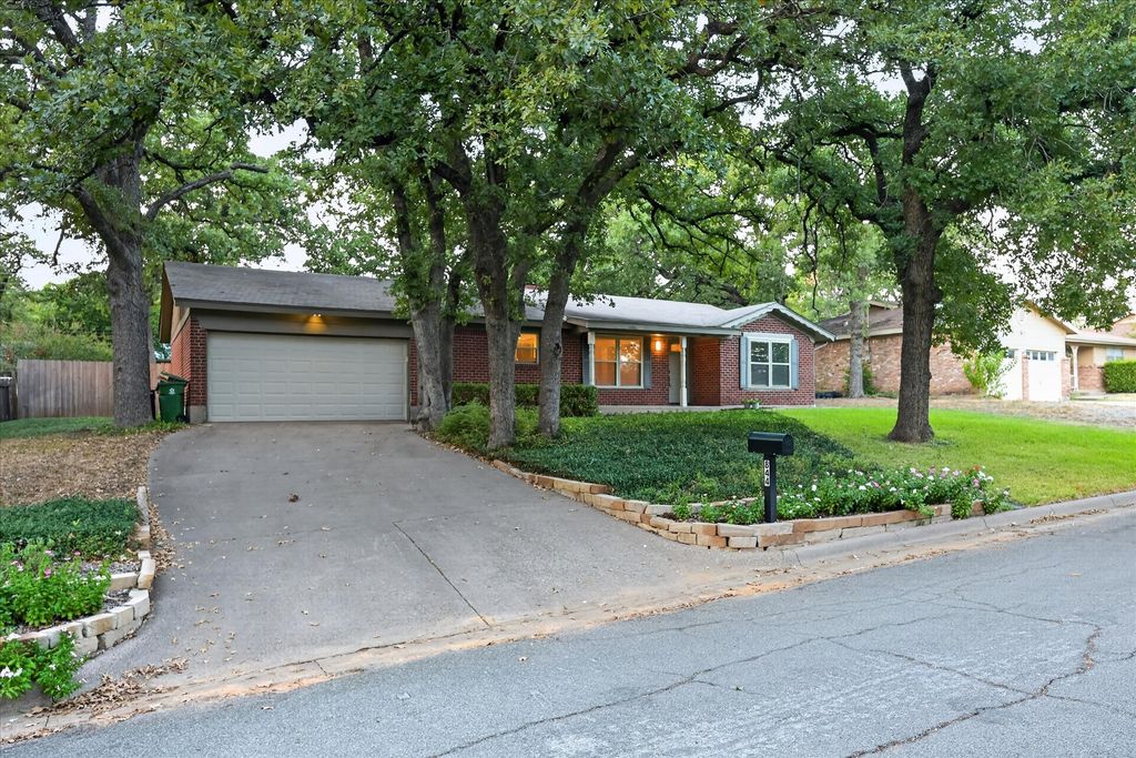 844 Woodcrest Drive, Hurst, TX 76053 — photo 3