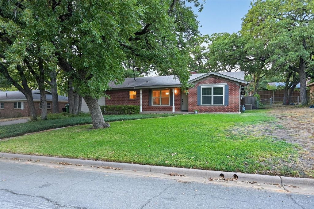 844 Woodcrest Drive, Hurst, TX 76053 — photo 4