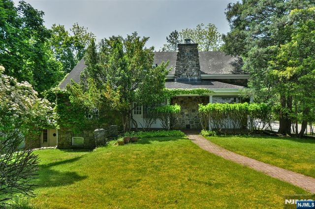 584 W Saddle River Road, Upper Saddle River, NJ 07458
