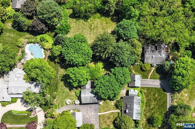 584 W Saddle River Road, Upper Saddle River, NJ 07458