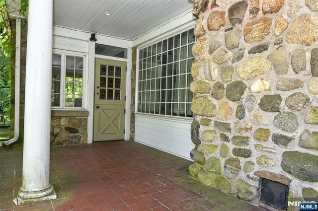 584 W Saddle River Road, Upper Saddle River, NJ 07458