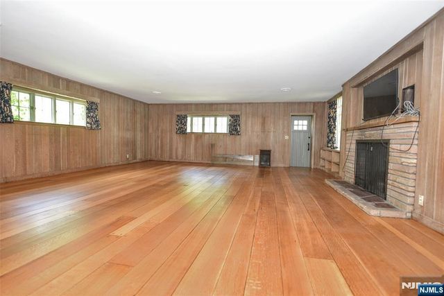 584 W Saddle River Road, Upper Saddle River, NJ 07458