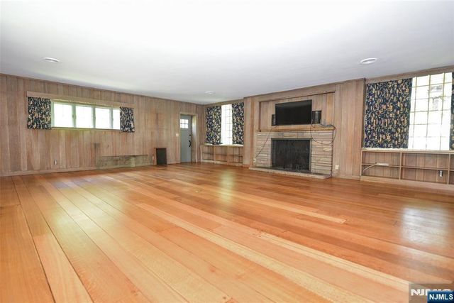 584 W Saddle River Road, Upper Saddle River, NJ 07458