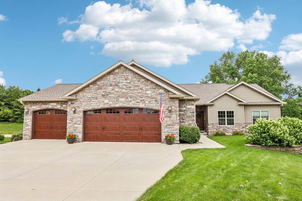 N6819 Canter COURT, Lake Mills, WI 53551