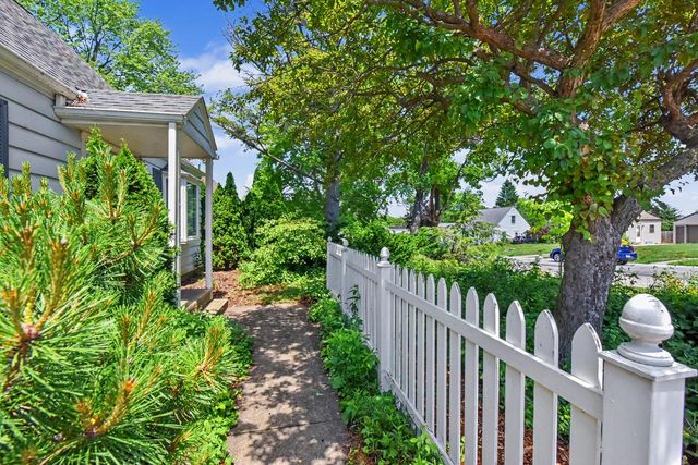 W165N8607 Dardis AVENUE, Menomonee Falls, WI 53051