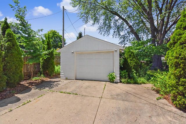 W165N8607 Dardis AVENUE, Menomonee Falls, WI 53051