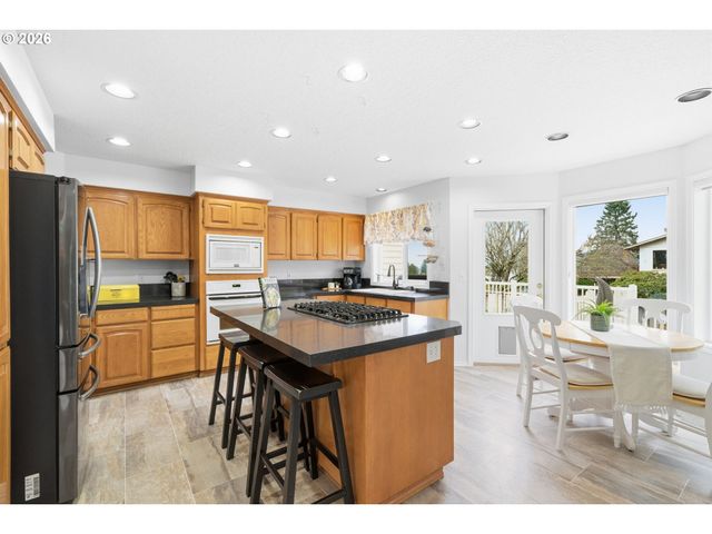 2652 Sw PHYLLIS Dr, Gresham, OR 97080