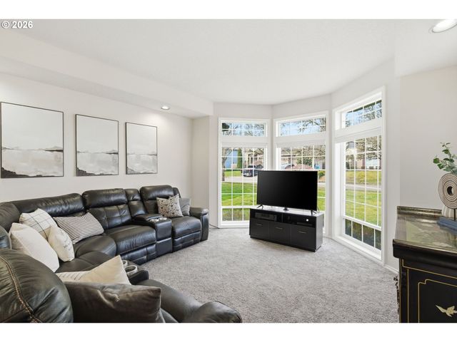 2652 Sw PHYLLIS Dr, Gresham, OR 97080