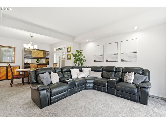 2652 Sw PHYLLIS Dr, Gresham, OR 97080