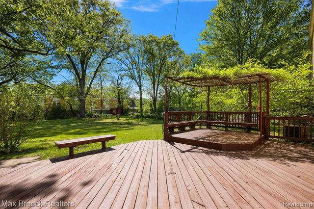 6609 E Knollwood Circle, West Bloomfield, MI 48322