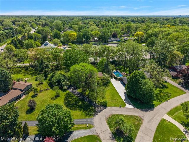 6609 E Knollwood Circle, West Bloomfield, MI 48322