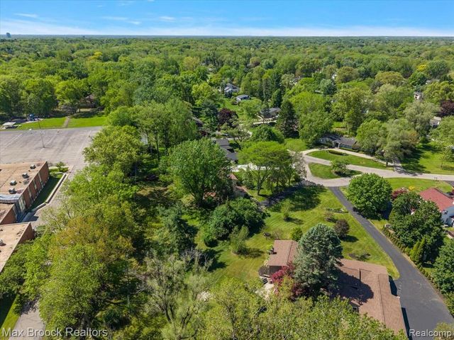 6609 E Knollwood Circle, West Bloomfield, MI 48322