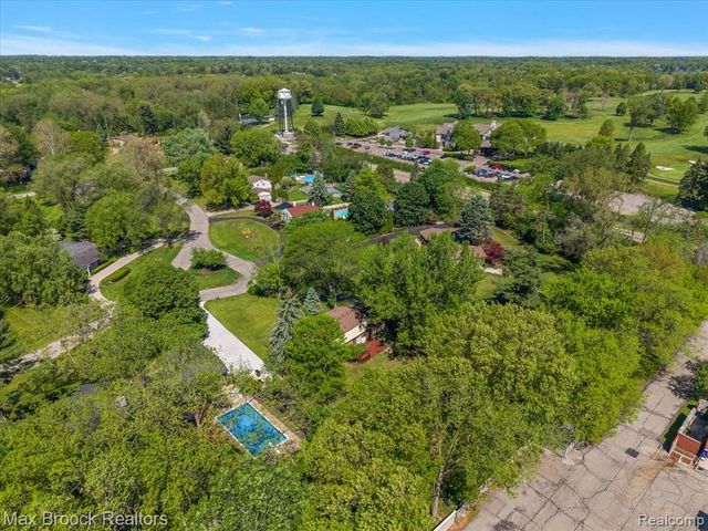 6609 E Knollwood Circle, West Bloomfield, MI 48322