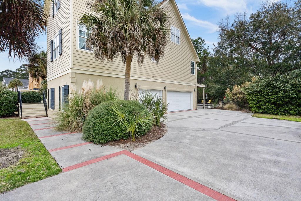 Image 4 of property listing at 2910 Maritime Forest Drive, Johns Island, SC 29455