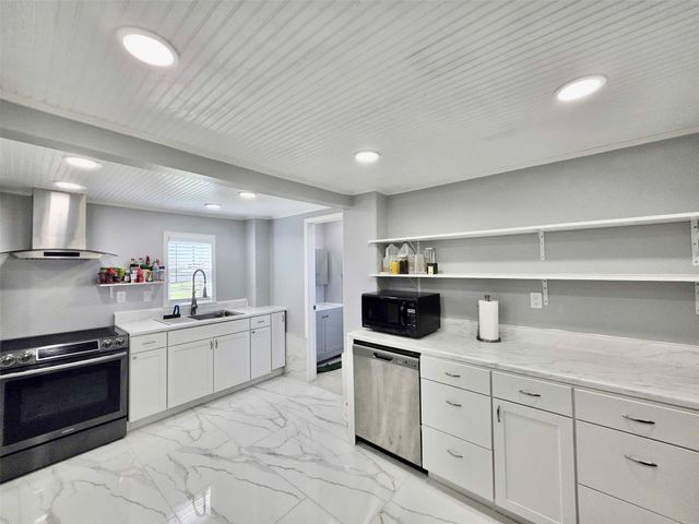 325 Texas Street, Freeport, TX 77541