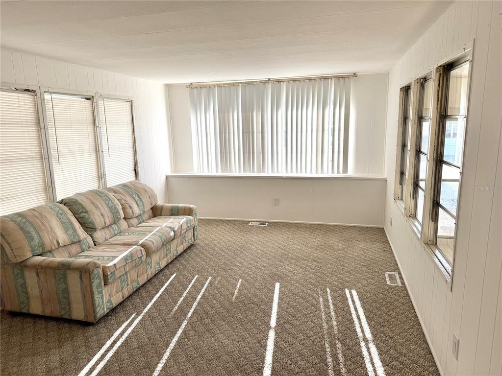 Image 4 of property listing at 4928 DESERT INN AVENUE, Sarasota, FL 34234