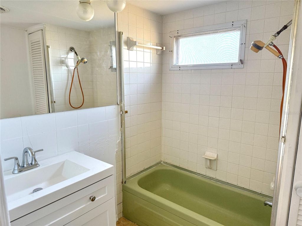 Image 9 of property listing at 4928 DESERT INN AVENUE, Sarasota, FL 34234