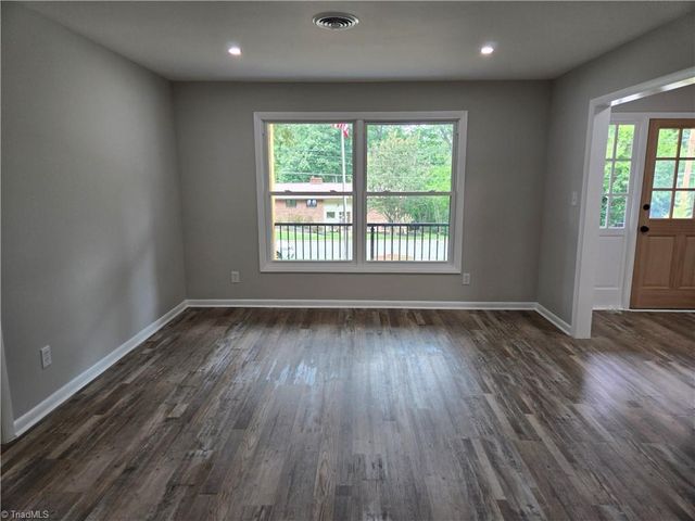 701 Willowmoore Avenue, Thomasville, NC 27360