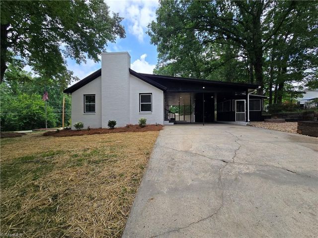 701 Willowmoore Avenue, Thomasville, NC 27360