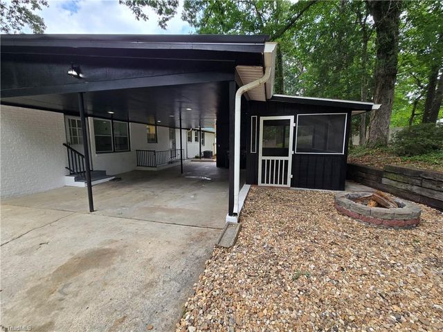701 Willowmoore Avenue, Thomasville, NC 27360