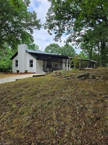 701 Willowmoore Avenue, Thomasville, NC 27360