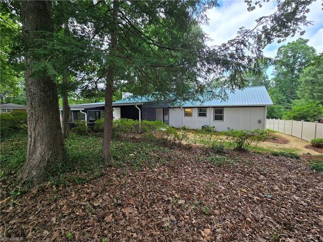701 Willowmoore Avenue, Thomasville, NC 27360