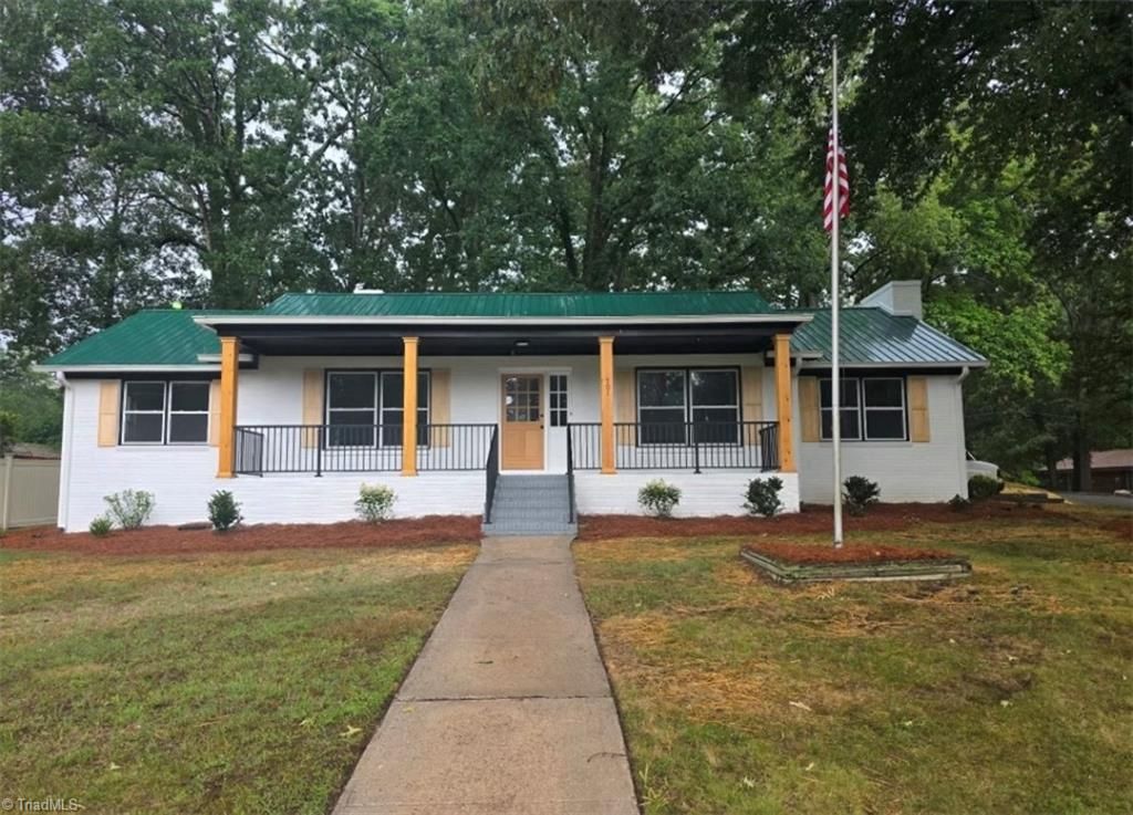 701 Willowmoore Avenue, Thomasville, NC 27360
