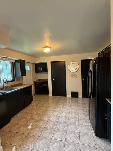 39 Leonard Street 1, Elgin, IL 60123