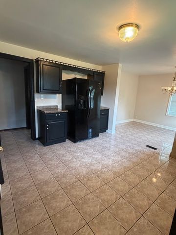 39 Leonard Street 1, Elgin, IL 60123