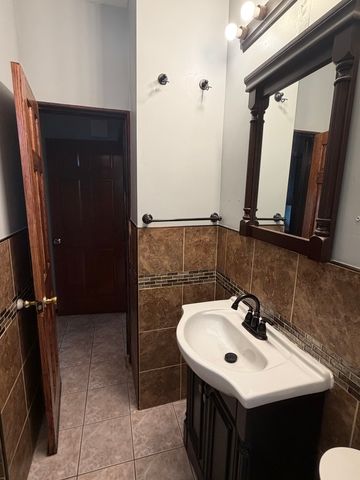 39 Leonard Street 1, Elgin, IL 60123