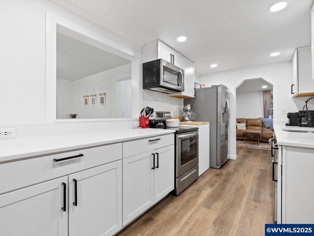 1589 SW Ellis St, Dallas, OR 97338