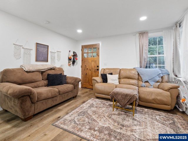 1589 SW Ellis St, Dallas, OR 97338