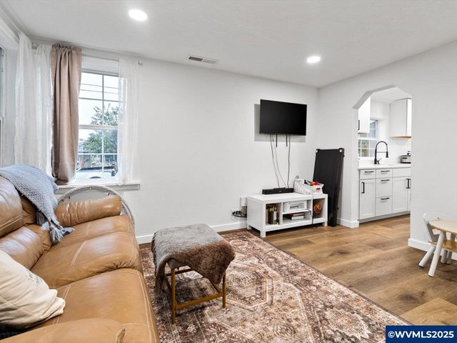 1589 SW Ellis St, Dallas, OR 97338