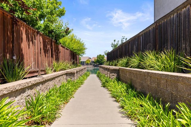526 Lentini Way, Sacramento, CA 95834