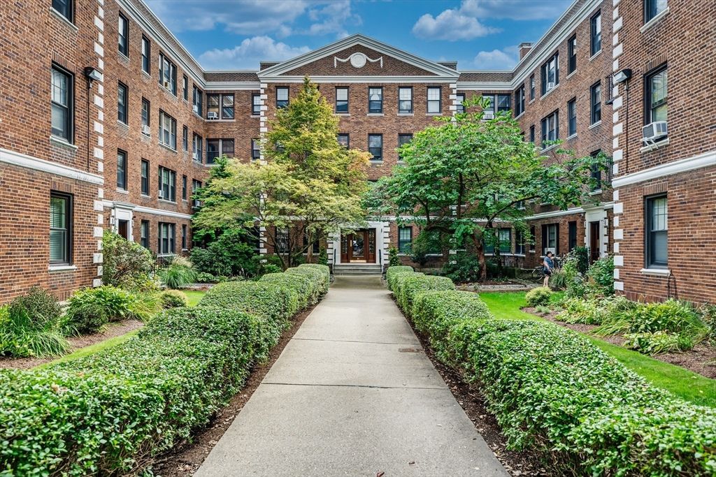 62 Queensberry St 204, Boston, MA 02215