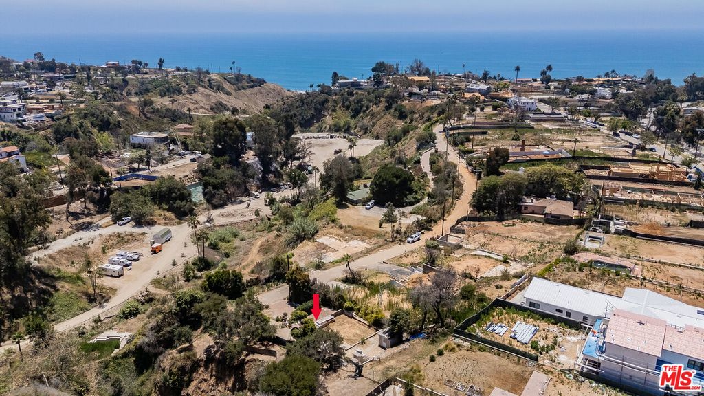 Image 1 of property listing at 627 N Marquette St, Pacific Palisades, CA 90272
